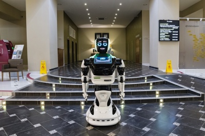 Робот-администратор отеля Promobot V.4